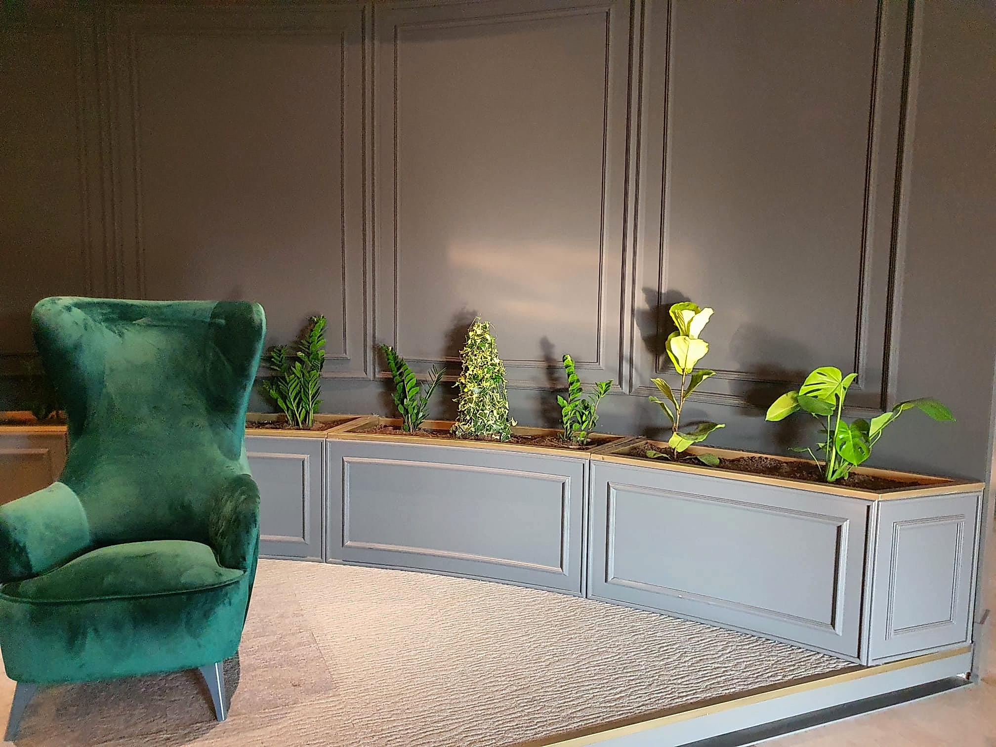 Belediye binasının çevresinde taş döşeme